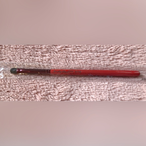 BNIB Mac lip / eye liner brush 316se Enchanting Vermillion edition - Picture 1 of 2